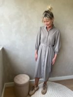 Mi Piace travel jurk ballonmouw taupe