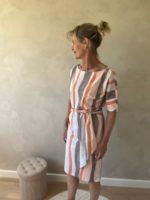 Mi Piace travel jurk boothals swirly print grape apple