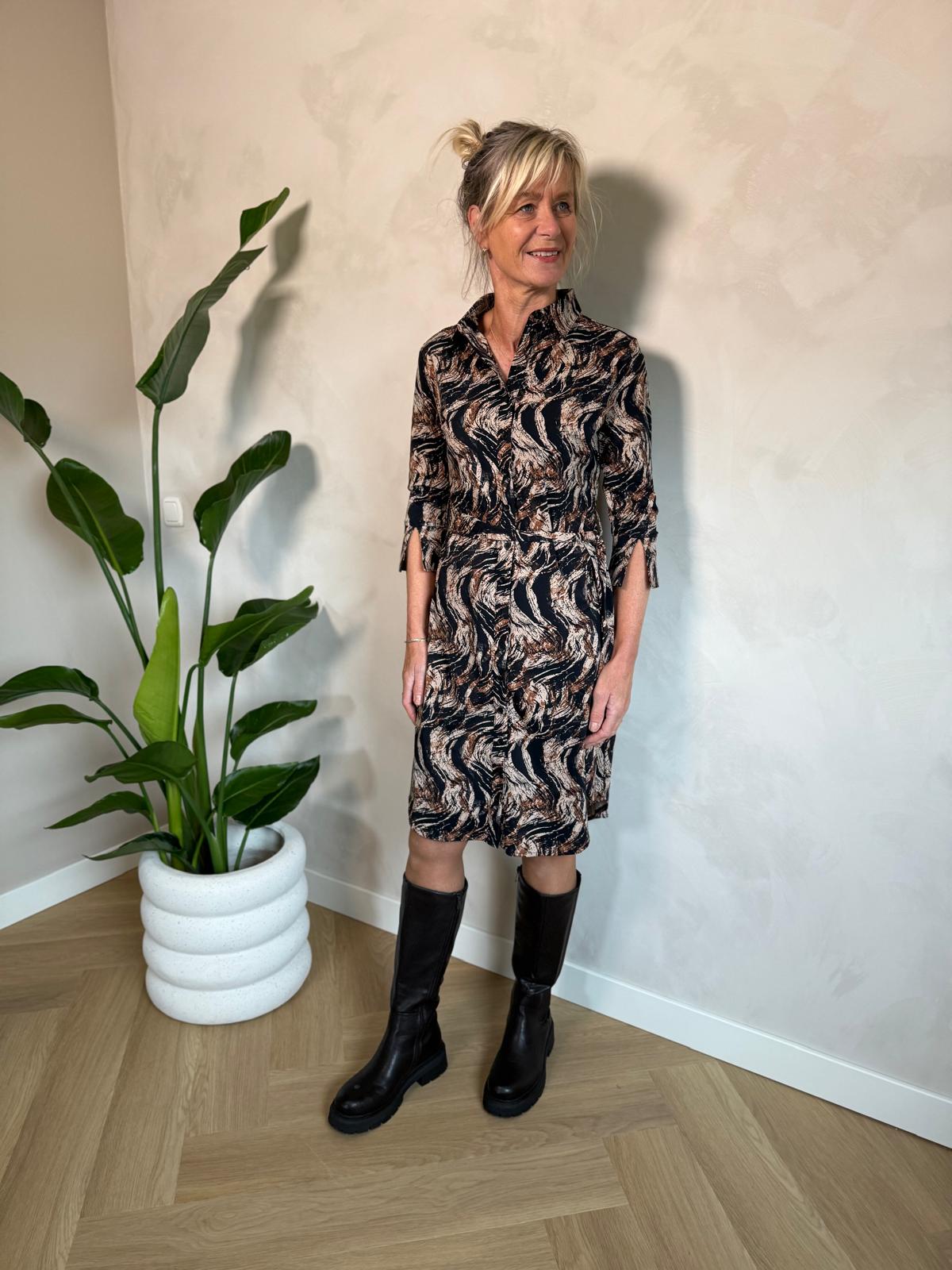 Mi Piace travel jurk drie kwart mouw swirly caramel